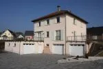 Freistehendes Haus mit Ggaragen