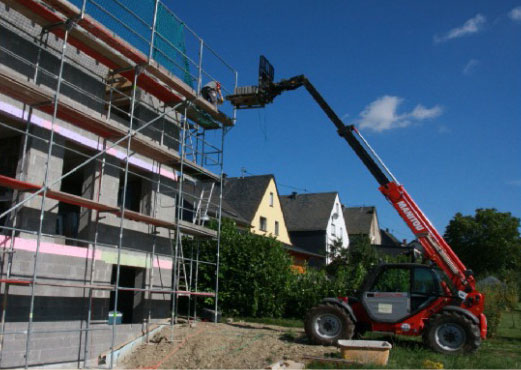 Ein Kranwagen an einem Gebäude