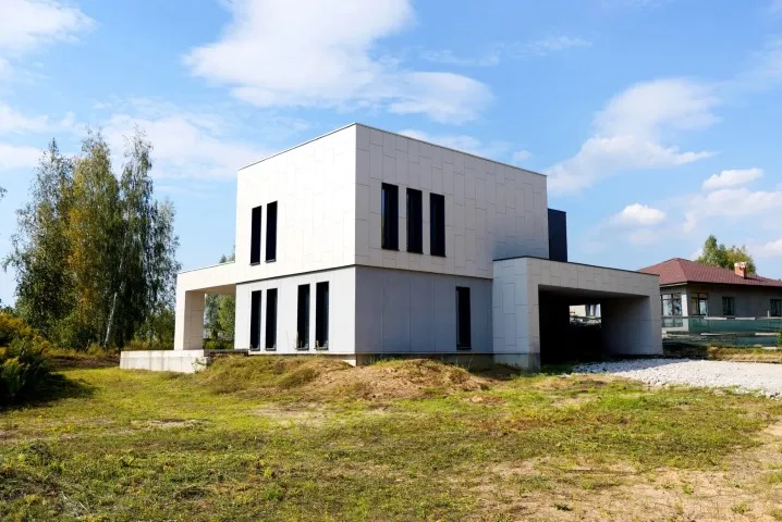 Ein modernes freistehendes Haus
